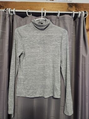 Universal Thread Sparkly Gray Long-Sleeve Turtleneck Top